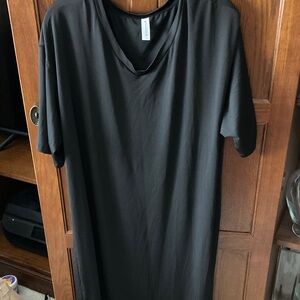 Elegant Black Women's Short Sleeve Tee